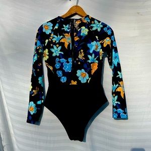 Long sleeve rash guard swimsuit size medium new never worn